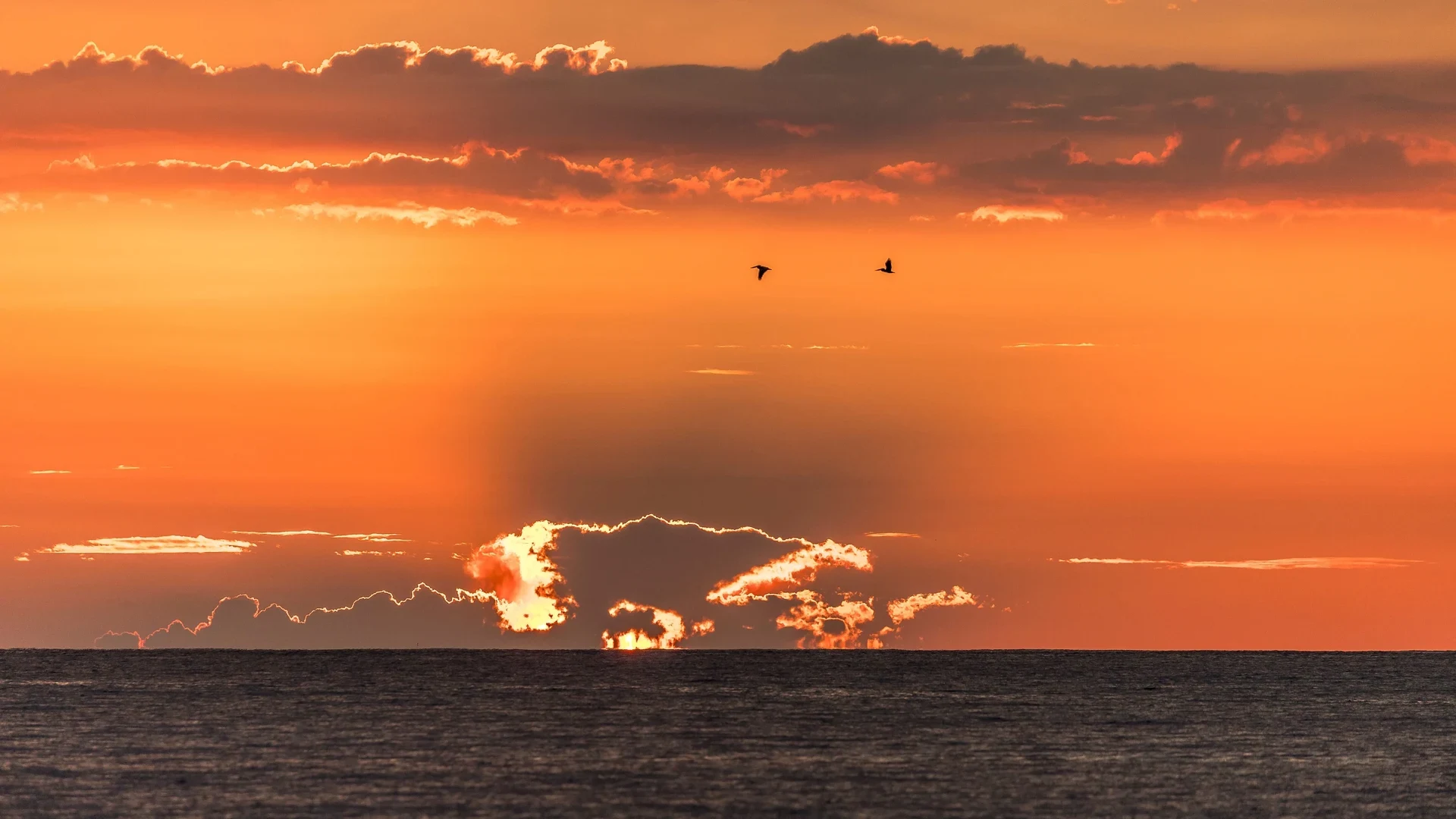 El sol poniéndose sobre el horizonte del Pacífico frente a la costa de Costa Rica
