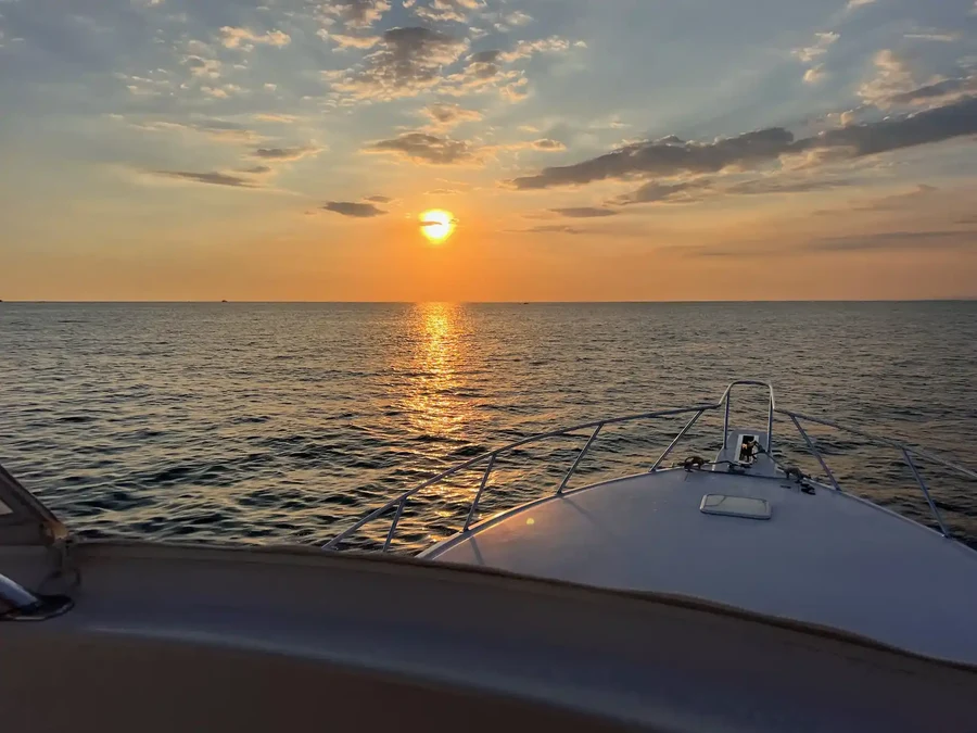 La hora dorada en el mar frente a Quepos, Costa Rica