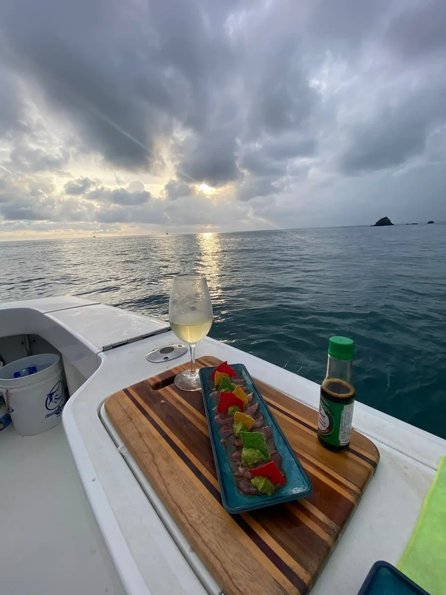 La hora dorada en el mar frente a Quepos, Costa Rica