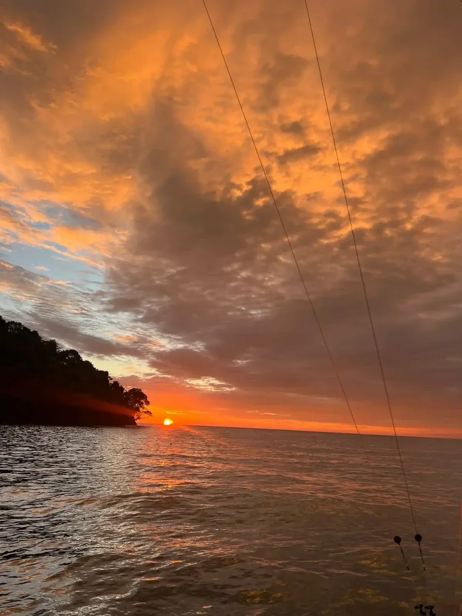 La hora dorada en el mar frente a Quepos, Costa Rica