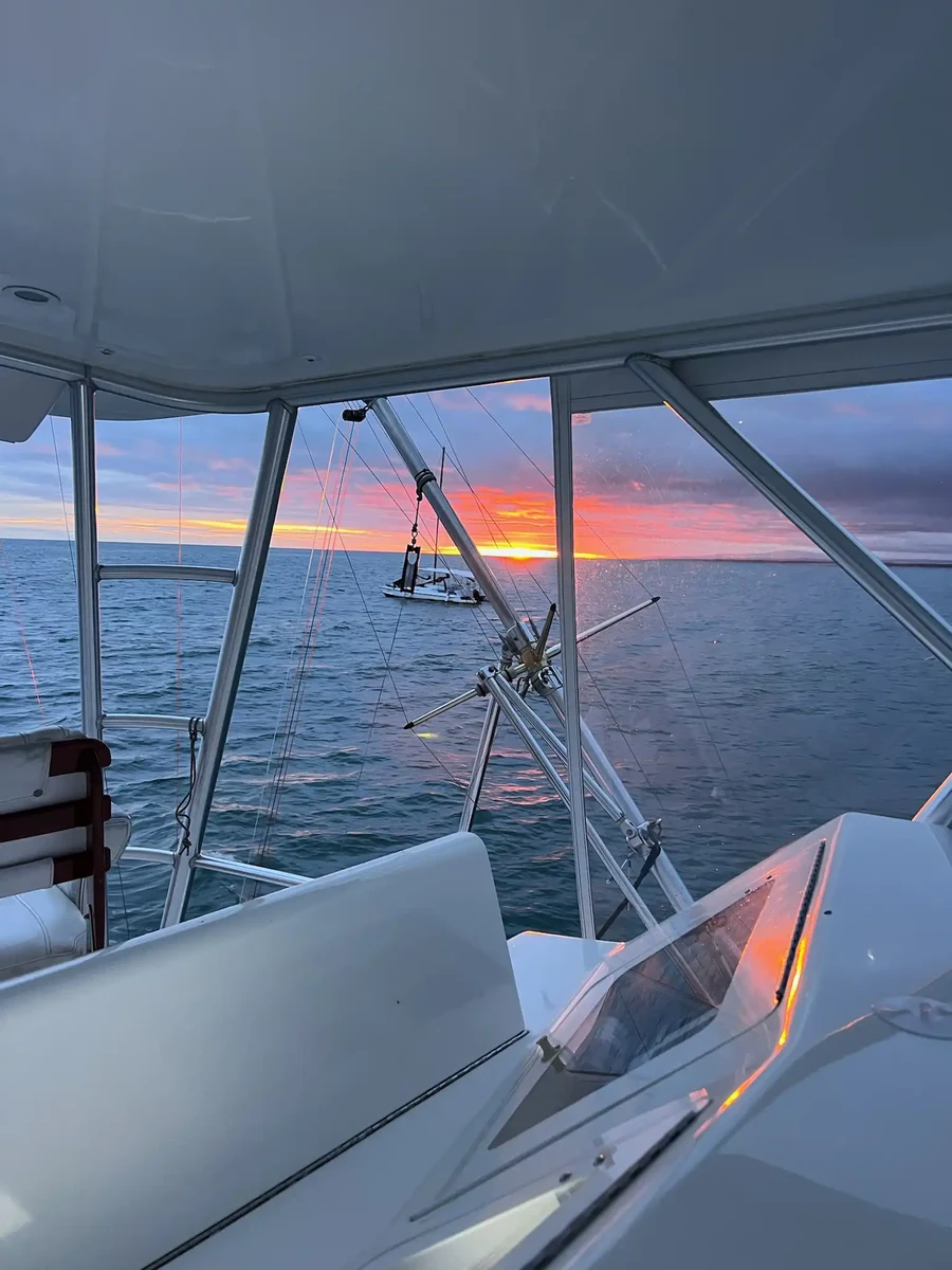 La hora dorada en el mar frente a Quepos, Costa Rica